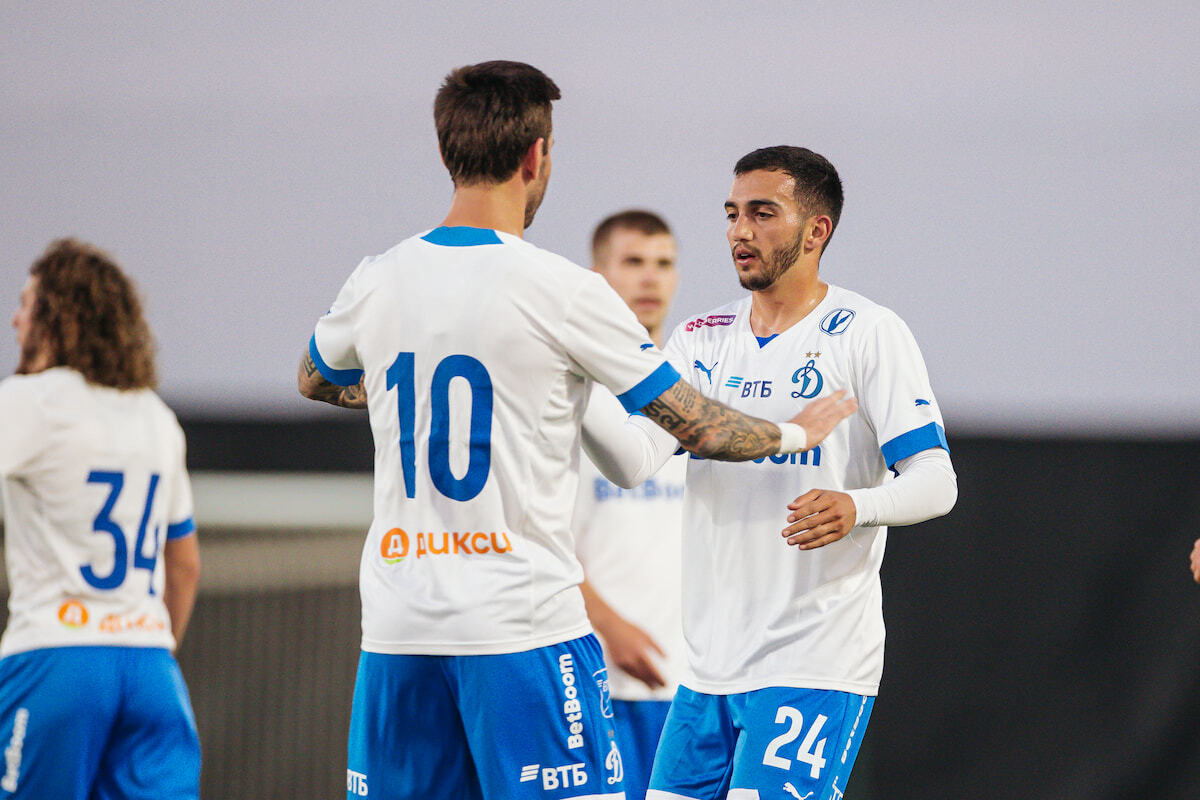 Los jugadores del Dynamo lograron una victoria de remontada sobre el "Slovan" en el campo de entrenamiento en Catar.