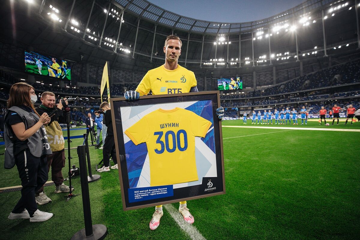Перед началом встречи капитану «Динамо» Антону Шунину была вручена памятная футболка с цифрой 300, символизирующая количество матчей голкипера за родную команду. Поздравляем!   