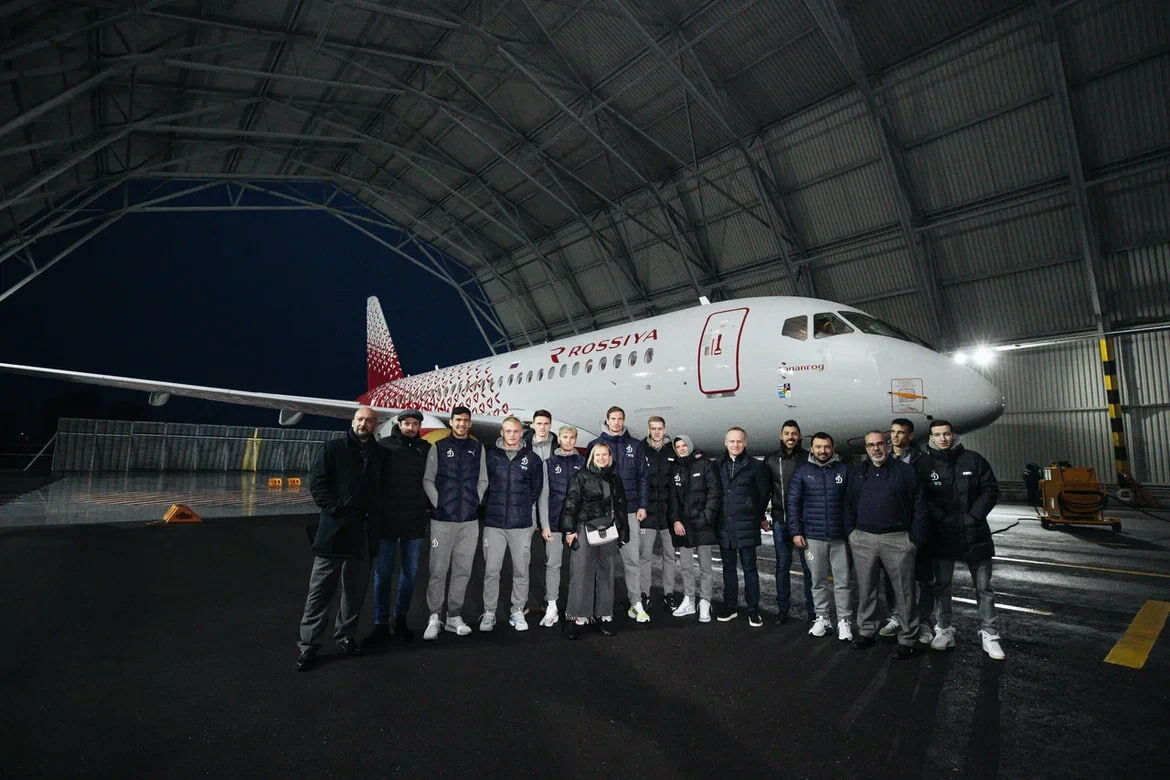 Футболисты «Динамо» посетили презентацию самолёта «Суперджет 100»