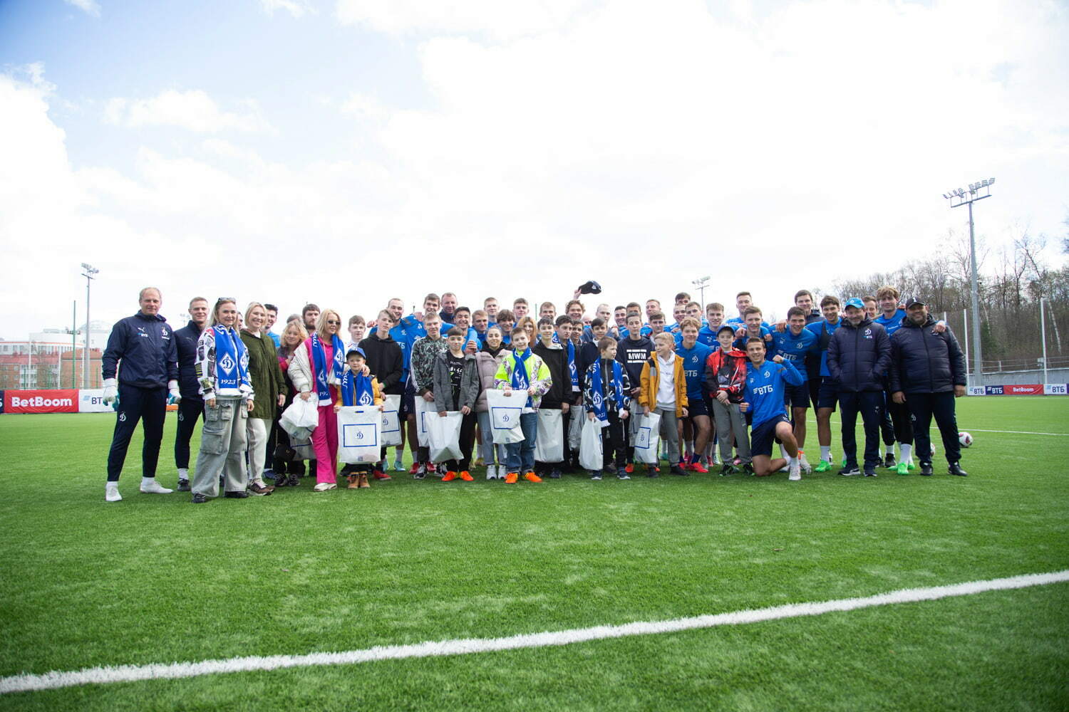 FC Dynamo Moscow News | Dynamo Day and VTB Bank at the Novogorsk base for children from the Ryazan region. Official Dynamo club website.