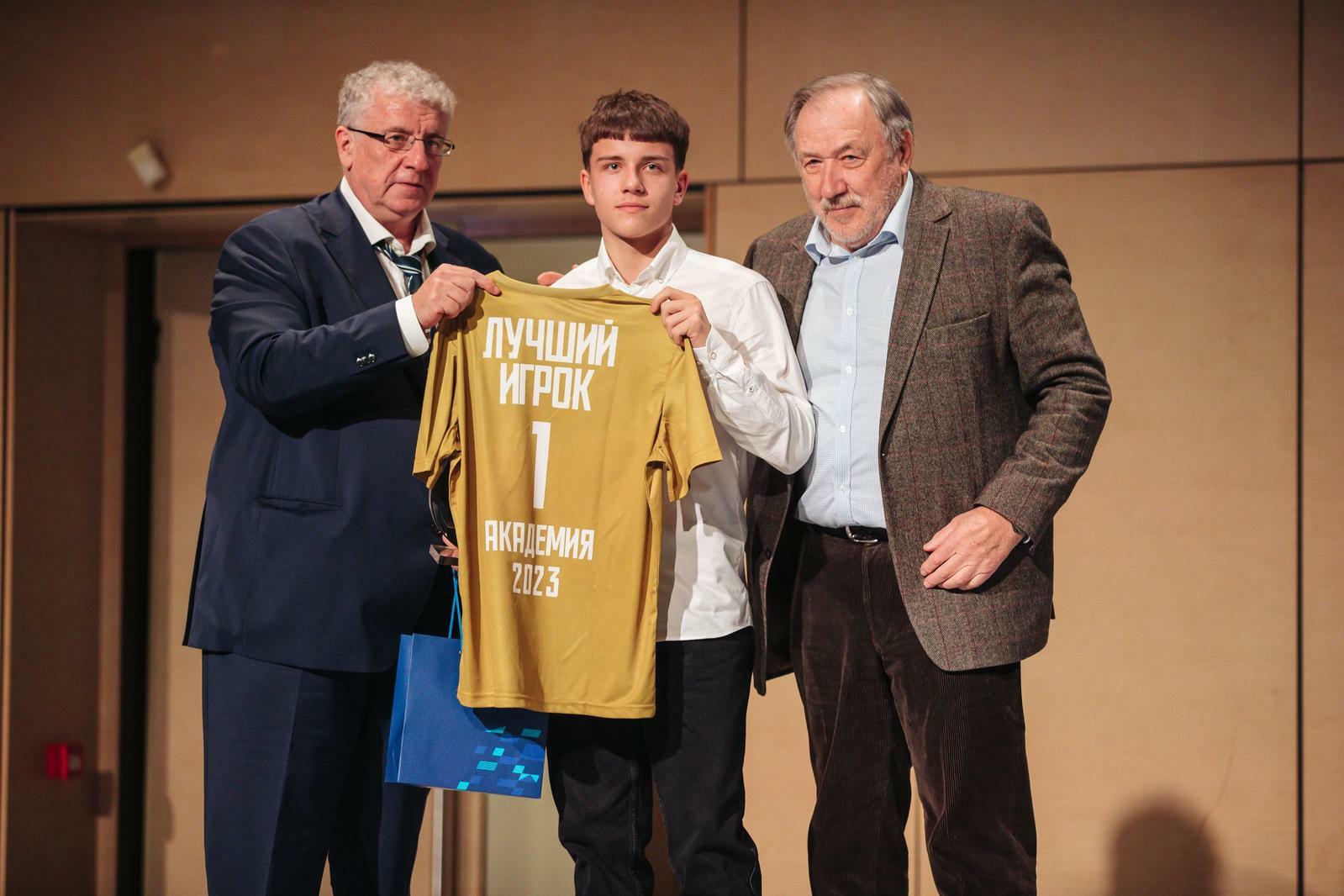 Noticias del FC "Dynamo" Moscú | ¡Nikolai Gontar cumple 75 años! Sitio oficial del club Dynamo.