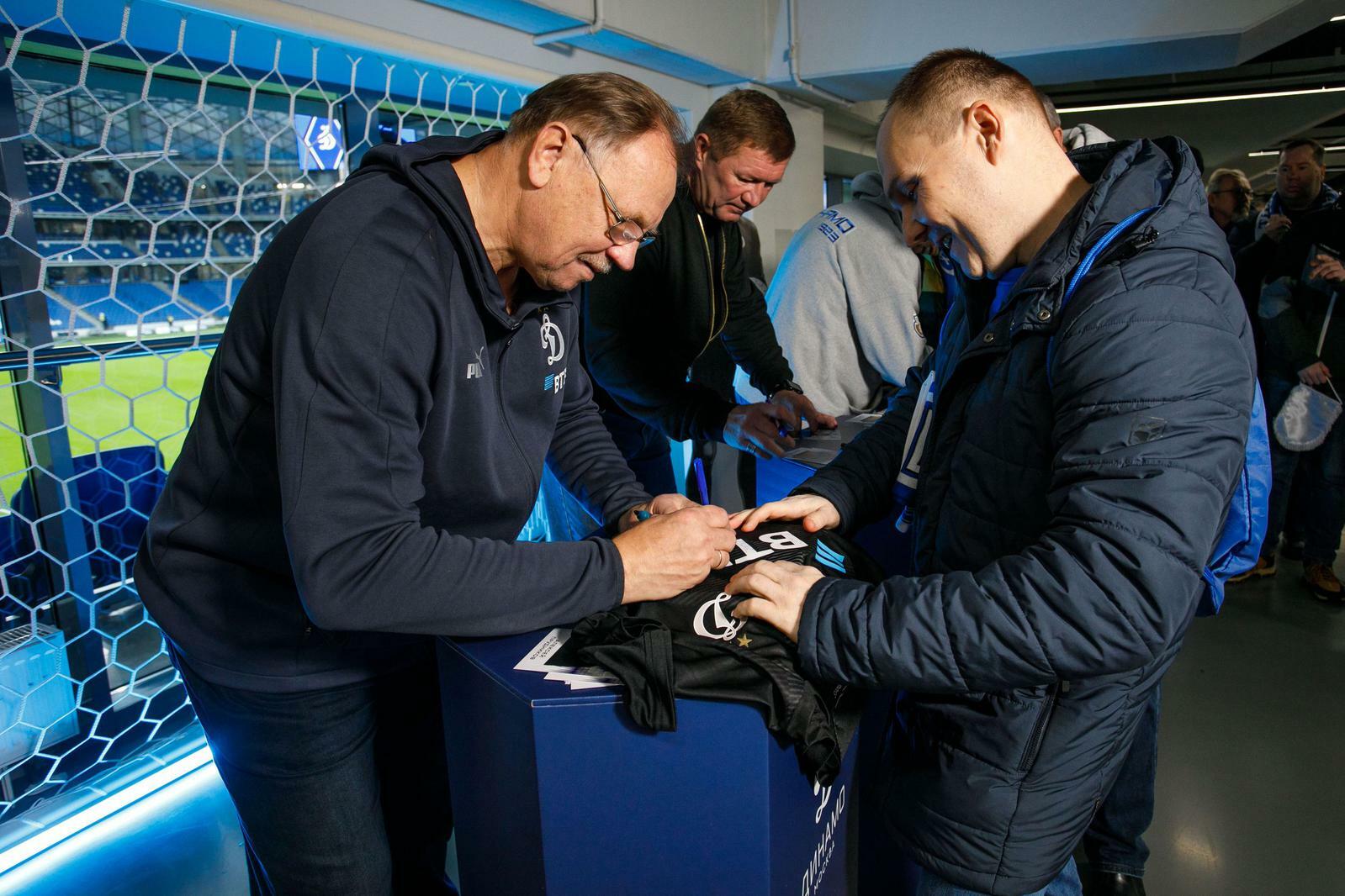 Autograph sessions with celebrated Dynamo players will take place at the "VTB Arena" before the derby. | News of  FC Dynamo Moscow